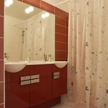 Spacious Flat To Suresnes *